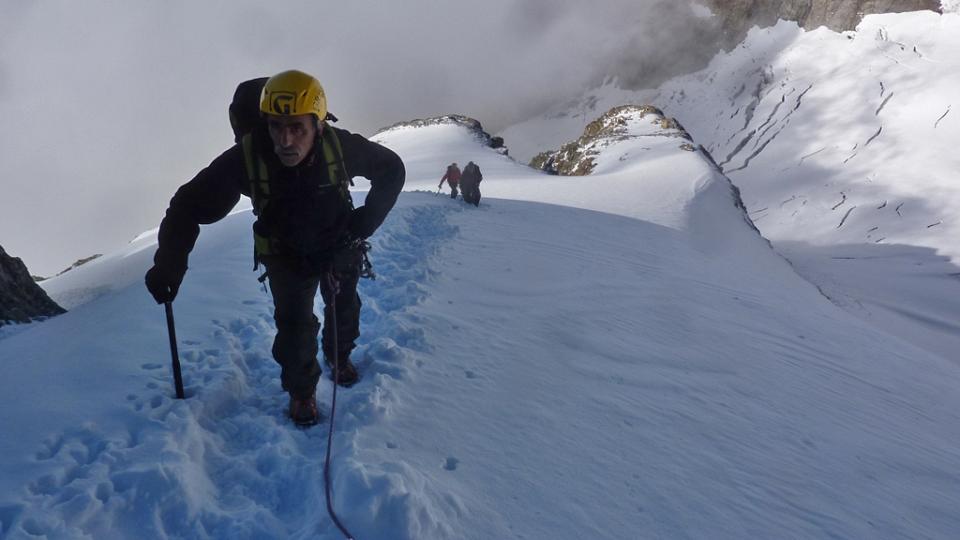 Alpiniste en train de gravir ailefroide orientale