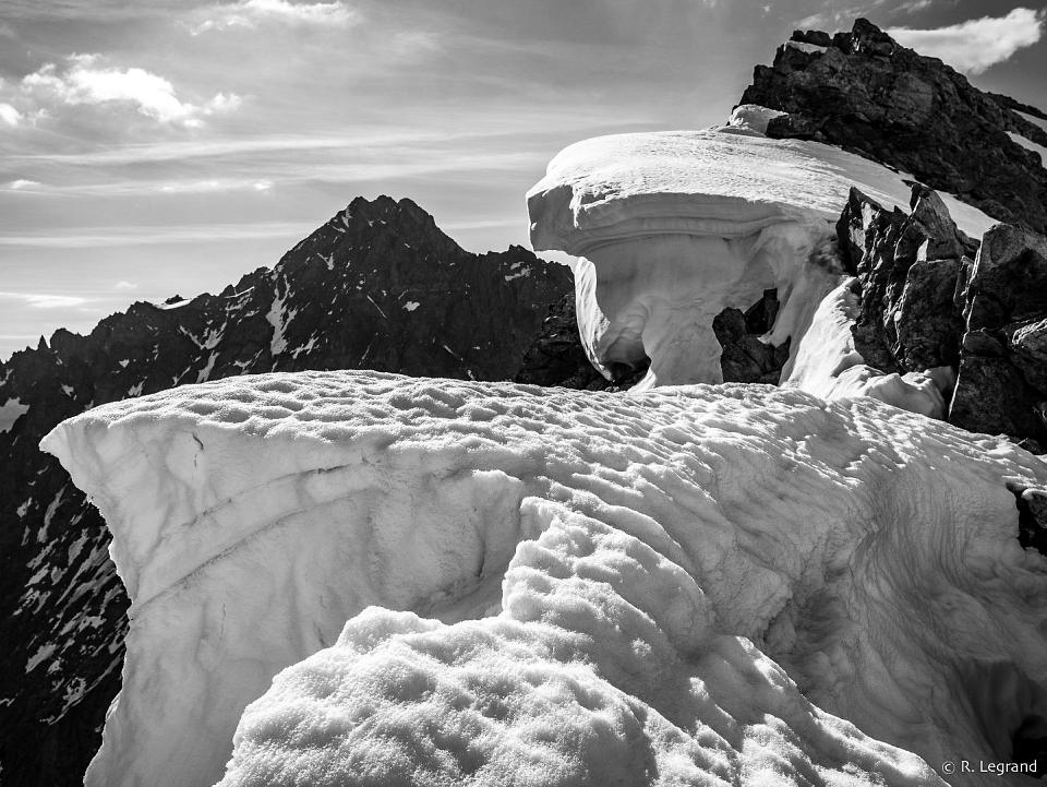 Bloc de glace type serac en noir et blanc